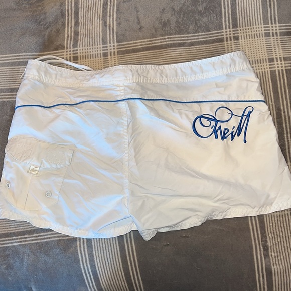 White O’Neill board shorts - Picture 4 of 7